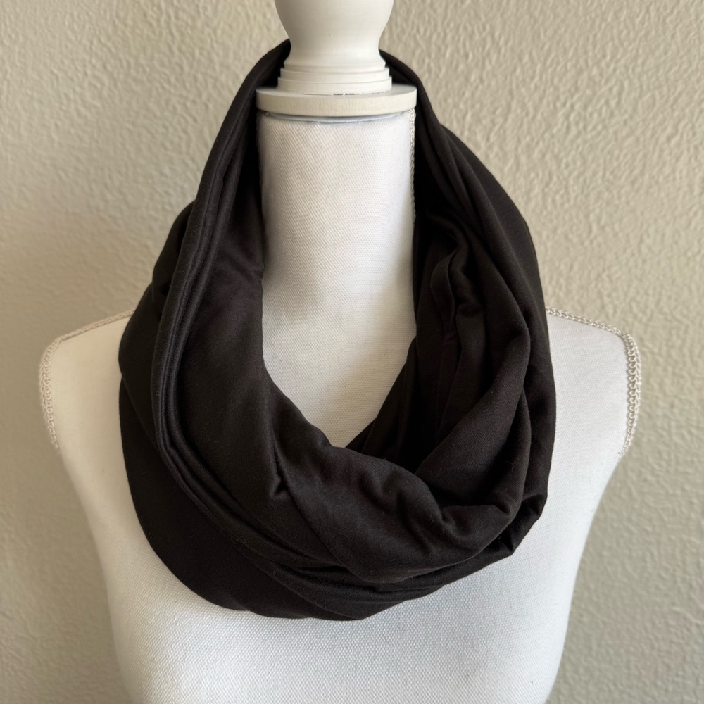 NWT Beyond Yoga Infinity Pocket Scarf